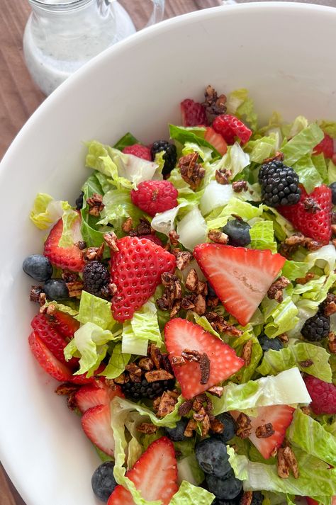 Copycat Nuts About Berries Salad Nuts About Berries Salad, Mff Meals, Berries Salad, Nut Salad, Candied Almonds, Large Salad, Romaine Lettuce Salad, Strawberry Slice, Cinnamon Almonds