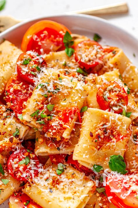 Late Summer Pasta, Dinner Party Pasta Dishes, Bacon And Tomato Recipes, Light Recipes For Summer, Late Summer Dinner Recipes, Heirloom Tomatoes Recipes Pasta, Tomato Recipes Summer, Easy Summer Pasta Recipes, Dinners With Tomatoes