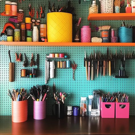 Every craft lover knows the struggle of keeping tools and supplies organized. With so many small items, it’s easy for a craft room to descend into chaos. Enter the pegboard ... Read more Art Desk Organization Ideas, Pegboard Craft Room, Diy Pegboard, Pegboard Organization, Craft Room Design, Pen Organization, Craft Rooms, Creative Storage, Craft Lovers