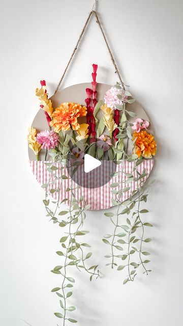 Katie | Crafter and Felt Enthusiast on Instagram: "DIY Floral wall decor! Using paper straws and a wood round make this super simple and sweet floral craft!  I loved my Valentine wall hanging, but I’m trading it in for this bright colored wildflower inspired one. Hopefully these cheerful blooms will encourage spring to come a little sooner😆" Round Wall Decor Ideas, Paper Crafts For Wall Decoration, Diy Wall Hanging Crafts Room Decor, Wall Decoration Ideas With Paper Diy, Spring Crafts For Adults Diy, Wall Hanging Diy Paper, Spring Crafts For Adults, Floral Wreath Diy, Diy Floral Wall