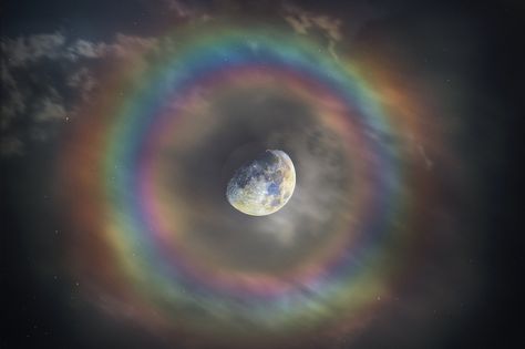 Moon Surface, Moon Photos, Rare Images, Rainbow Rings, Moon Pictures, Atmospheric Phenomenon, Rainbow Aesthetic, Light Rays, A Perfect Circle