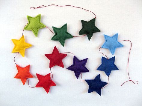 Luloveshandmade is a DIY & lifestyle blog about crafting, sewing, handlettering, food, theme parties, adventures and a colorful everyday life. Felt Star Garland, Diy Felt Garland, Stars Garland, Felt Stars, Felt Star, Rainbow Stars, Thread Needle, For Christmas, Felt Crafts Diy