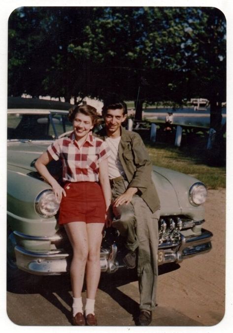 42 Intimate Photos of Young Couples in the 1950s ~ vintage everyday 50s Couple, 1950s Couple, Photos Of People, Vintage Couples, Intimate Photos, Old Car, Photo Couple, Fashion Couple, 50s Fashion