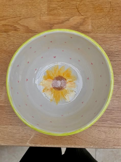 Sunflower Pottery Bowl, Ceramic Sunflower Bowl, Sun Pottery Painting Ideas, Pottery Painting Ideas Sunflower, Sun Pottery Painting, Sunflower Pottery Painting, Pottery Painting Bowl Ideas, Bowl Pottery Painting Ideas, Bowl Painting Ideas