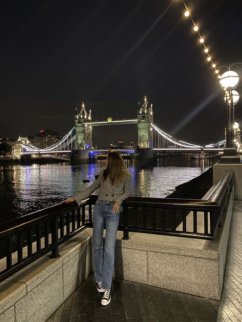 Places In London To Take Photos, London Bridge Picture Ideas, London In The Night, London Bridge Poses, Photos In London Ideas, London Photo Aesthetic, Photo Ideas In London, London Pictures Ideas Winter, London Inspo Photos