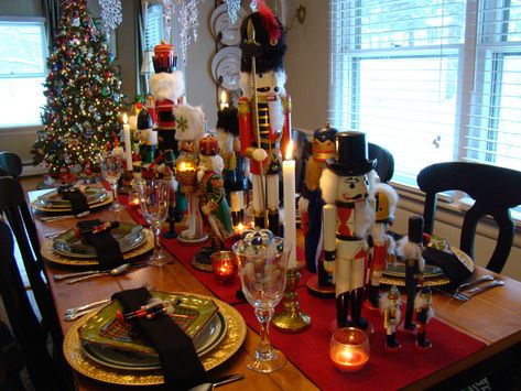 Dining Room Table Christmas Decor, Christmas Centrepiece Table, Nutcrackers Display, Nutcracker Christmas Party, Christmas Wrapping Diy, Christmas Table Ideas, Christmas Party Table, Nutcracker Christmas Decorations, Christmas Table Setting