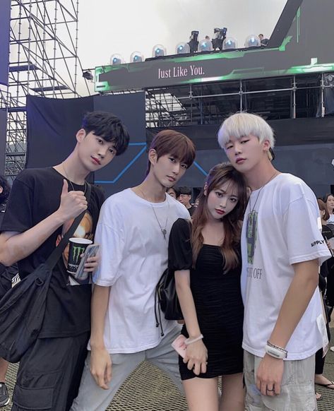 3boys 1girl Squad Aesthetic, Friends Squad, Boy And Girl Friendship, Boy Squad, Korean Friends, Friendship Photoshoot, Korean Picture, Korean Best Friends, Best Book Covers