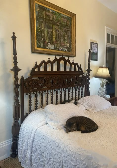 Southern Gothic House, Alternative Home Decor, Gothic Bedroom, Apartment Chic, Room Of One's Own, Southern Gothic, Cute Bedroom Decor, Tiny Apartment, Ernest Hemingway