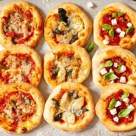 Small enough to hold in one hand, pizzette make fantastic finger food for any party. Make a batch of these small pizzas and add a variety of toppings to cater for all tastes and dietary requirements. There's meaty, veggie and vegan pizzetta options included here. Recipe via LittleSugarSnaps Donut Cake Ideas, Donuts From Biscuits, Donut Party Ideas, Beer Pizza Dough, Donuts Fried, Donuts Glazed, Donuts Shop, White Pizza Recipes, Donut Toppings