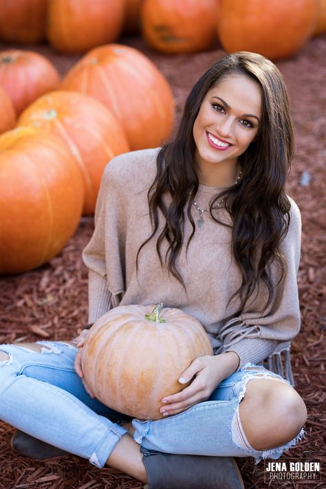 Senior Pictures With Pumpkins, Senior Picture Ideas Pumpkin Patch, Senior Pictures With Friends, Winter Senior Pictures, Golden Photography, Pumpkin Patch Photoshoot, Pumpkin Patch Pictures, Senior Photography Inspiration, Fam Pics