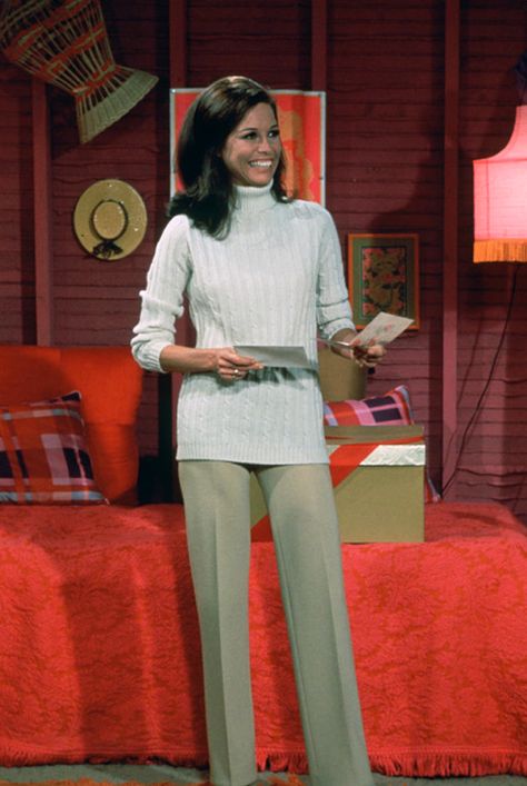 The Mary Tyler Moore Show (1970-77, CBS) 1971 Fashion, Seventies Style, Mary Tyler Moore Show, Television Production, Tyler Moore, 1970's Fashion, Mary Tyler Moore, Old Tv Shows, Vintage Tv