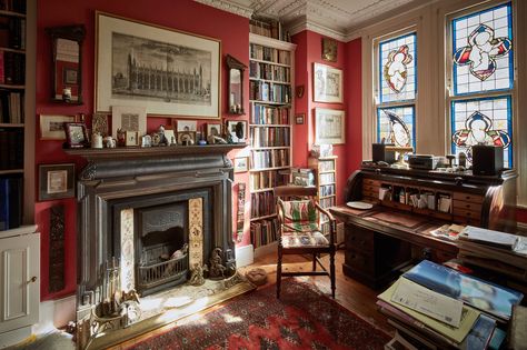 London house in NY Times English Interior, Victorian Townhouse, Victorian Interior, English Cottage Style, Classic Home Decor, Home Buying Tips, Mary Poppins, House Hunting, Classic House