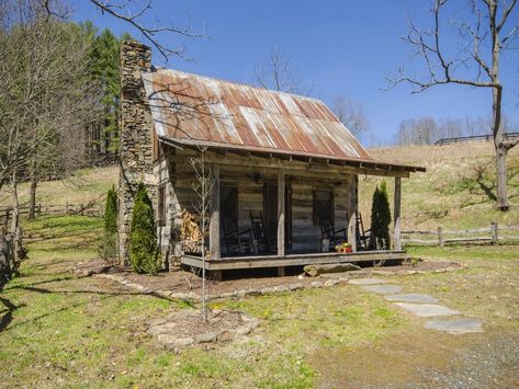 Split Rail Fencing, Mountain Log Cabin, Trappers Cabin, Free Standing Bathtub, Backyard Cabin, Old Cabins, Log Cabin Rustic, Small Log Cabin, Rustic Log Cabin