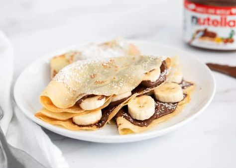 Sweet nutella crepes filled with a chocolate hazelnut spread and sliced bananas. Only 5 minutes of prep and perfect for Sunday brunch or dessert night. Crepe Filling Ideas, Recipes Crepes, Nutella Slice, Strawberry Crepes Recipe, Crepe Filling, Banana Nutella Crepes, Dessert Night, Apple Crepes, Desserts Nutella