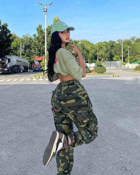 Look Hip Hop, Rubi Rose, Instagram Baddie, Jogger Pants Casual, Cargo Pants Outfit, Streetwear Mode, Swag Outfits For Girls, Camo Pants, Top 40