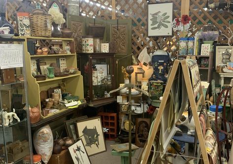 Antique Booth Wall Divider, Antique Booth Ideas Staging, Chicken Wire Picture Frame, Antique Business, Vintage Booth Display, Antique Booth Displays, Antique Booth Ideas, Market Booth, Vintage Western Wear