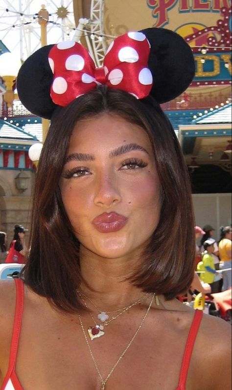 Disney World Makeup, Hair Styles With Mickey Ears, Minnie Ears Hairstyle, Disney Ears Aesthetic, Theme Park Makeup, Disneyland Makeup, Theme Park Hair, Disney Pfps, Disneyland Aesthetic Outfit