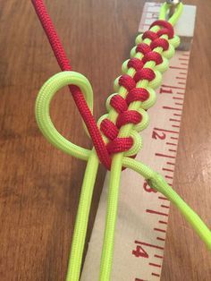 Baseball paracord bracelet (use white instead of yellow) - Solomon Stitch. Softball Party, Softball Crafts, Baseball Bracelet, Paracord Armband, Paracord Ideas, Baseball Crafts, Softball Quotes, Paracord Diy, Softball Coach