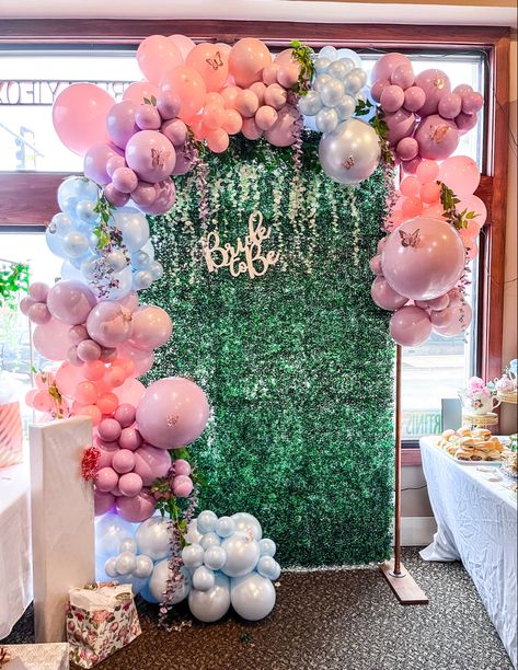 Hedge Wall Backdrop With Balloons, Tea Party Bridal Shower Photo Backdrop, Boxwood Balloon Backdrop, Tea Party Photo Backdrop Ideas, Bridal Shower Tea Party Backdrop, Bridal Tea Party Backdrop, Tea Party Bridal Shower Balloon Arch, Bridal Shower Balloon Backdrop, Boxwood Backdrop With Balloons