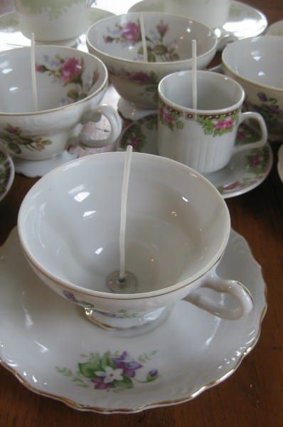 Fancy Candle Making Ideas, Candle In Tea Cup, Dyi Candle, Tea Cup Candles Diy, Tea Cup Candles, Tea Cup Crafts, Candle Hack, Cup Candles, Candle Making For Beginners