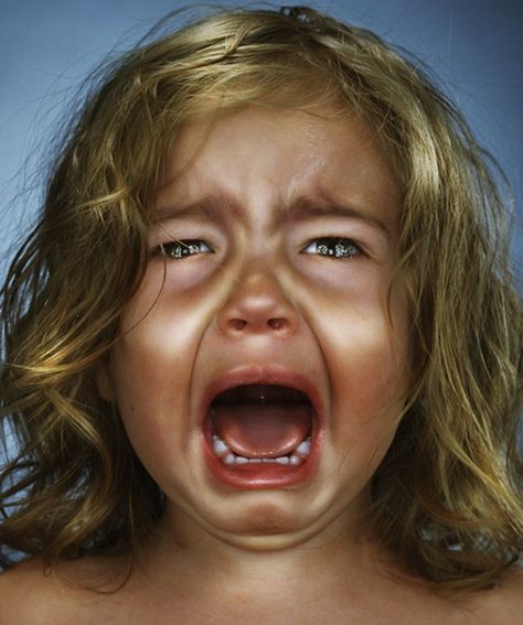 Upset children to get peoples attention and show controversial messages 50s Poster, Kids Crying, Jill Greenberg, Baby Series, Intense Emotions, Facial Structure, Close Up Faces, Random Faces, Crying Baby