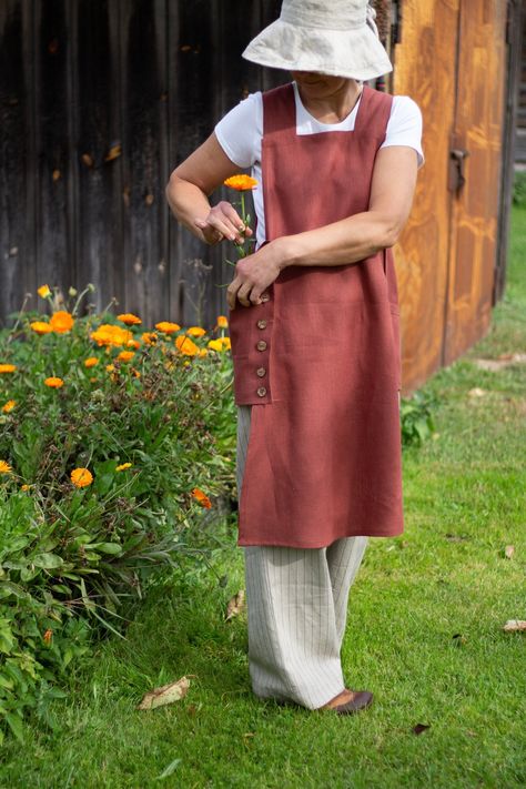 Gardener Clothes, Garden Outfit Aesthetic, Tabard Apron, Painting Outfit, Apron Garden, Garden Wear, Gardening Clothes, Harvest Apron, Garden Outfit