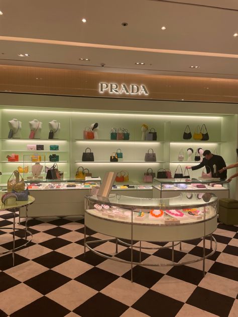 Prada Aesthetic Vintage, Prada Store Aesthetic, Prada Old Money, Prada Makeup, Prada Store, Italy Party, Prada Aesthetic, Prada Runway, Prada Vintage