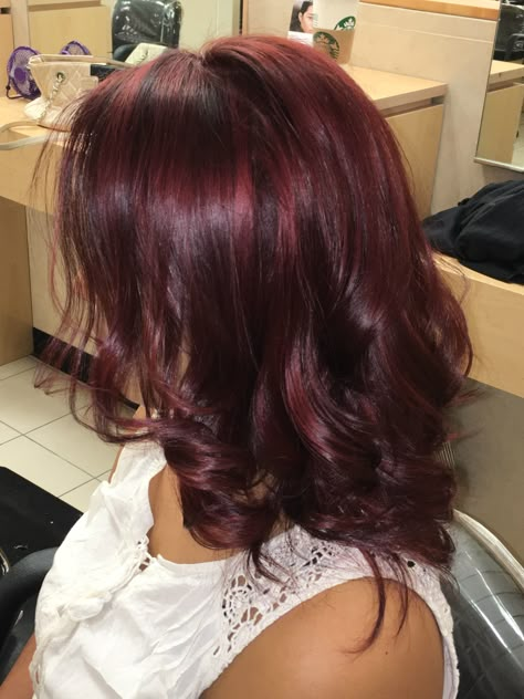 Maroon Hair Dye Ideas, Short Layered Burgundy Hair, Dark Red Hair With Blonde Highlights Burgundy, Aesthetic Promdress, Dark Red Hair With Blonde Highlights, Short Dark Red Hair, Short Burgundy Hair, Red Hair With Blonde Highlights, Maroon Hair