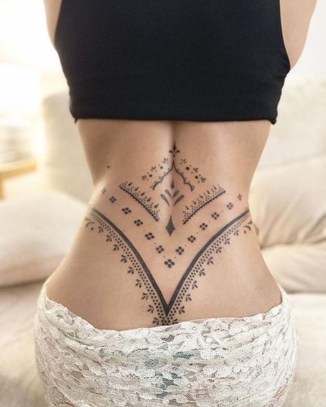 Great Tattoo Ideas, Lower Back Tattoo, Waist Tattoos, Tattoos To Cover Scars, Boho Tattoos, Henna Tattoo Hand, Clever Tattoos, Chest Tattoos For Women, Stomach Tattoos