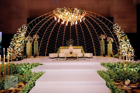 Sagai Stage Backdrop, Indian Wedding Reception Backdrop, Reception Stage Decoration Backdrops, Indian Wedding Stage Decoration, Simple Wedding Decoration, Reception Stage Decoration, Wedding Reception Stage, Casual Wedding Decor, Engagement Stage Decoration