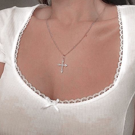 Esme Cullen, Christian Cross Necklace, Necklace Aesthetic, Catholic Necklace, Twisted Heart, Christian Necklace, Jewelry Aesthetic, Jewelry Tattoo, Jewelry Boards