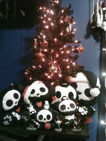 Skelanimals Plush, Gloomy Bear Hello Kitty, Christmas Decir, Emo Christmas, Bear Hello Kitty, Baby Maker, Emo And Scene, Dream Christmas, Goth Christmas