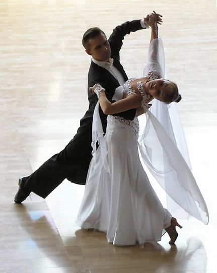 Learn how to waltz Waltz Pose, Standard Dance Dress, Waltz Dance, Hot Wedding, Mountain Weddings, Dance Lover, My Fair Lady, Dance Lessons, Dance Tips