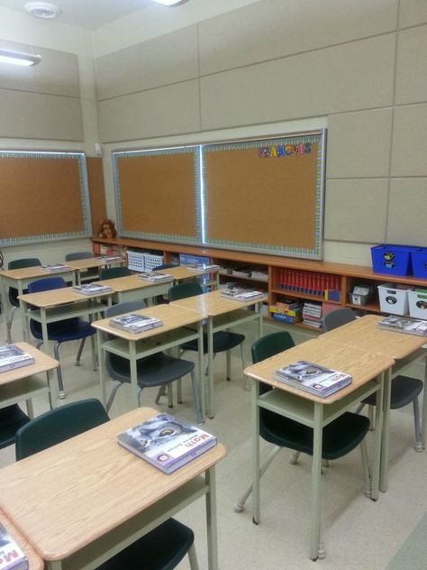 Teacher Teaching In Classroom Picture, Teachers Teaching In Classroom, Middle School Reading Comprehension, Middle School Ela Classroom, Desk Arrangements, Middle School Life, Classroom Arrangement, Classroom Pictures, Classroom Decor High School