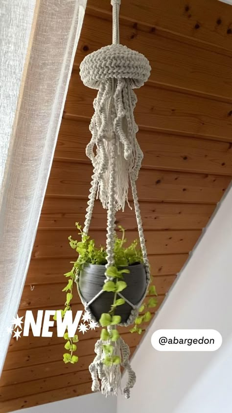 Jellyfish Plant, Macrame Jellyfish, Plant Hanger Tutorial, Plant Hanger Pattern, Crochet Plant Hanger, Hantverk Diy, Macrame Plant Hanger Tutorial, Free Macrame Patterns, Macrame Plant Hanger Patterns