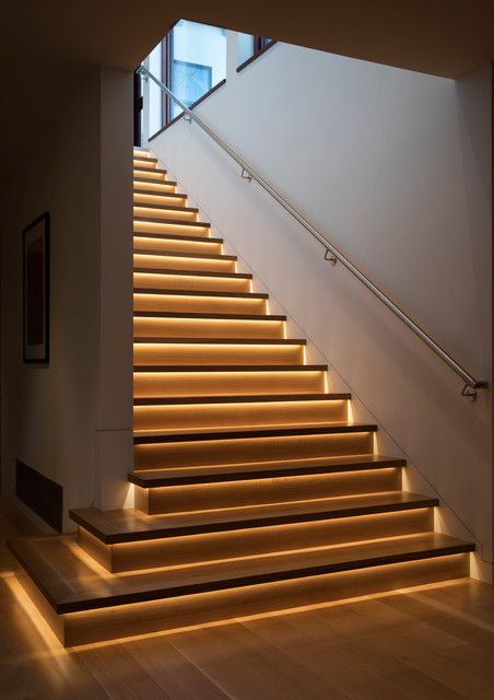 Stairs Wall Decor, Staircase Wall Design, Staircase Lighting Ideas, Stairs Lighting, Led Stair Lights, Stairway Lighting, Contemporary Staircase, Stair Lights, Staircase Wall