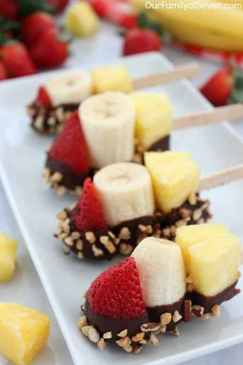 Easy Banana Split Bites make a great snack. Why stick to one chocolate dipped fruit when you can have three altogether? Banana Split Bites, Healthy Finger Foods, Chocolate Dipped Fruit, Taco Time, Party Finger Foods, Tasting Party, Fruit Dessert, Summer Snacks, Dessert Bar