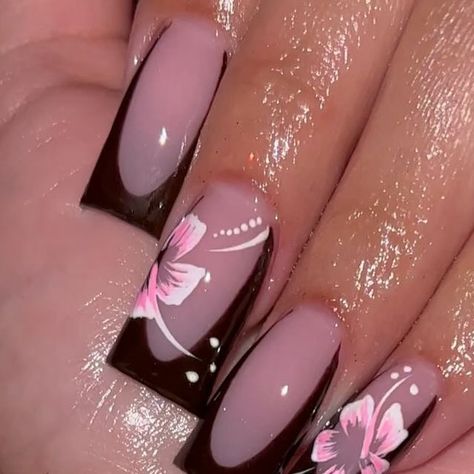 Brown French Tip With Flowers, Brown N Pink Nails, Cute Nails Acrylic Y2k, Brown Hibiscus Nails, Pink And Brown French Tip Nails, Short Cute Acrylic Nails Designs, Brown Nails Summer, Pink And Brown Nails Acrylic, Brown And Pink Nails Design