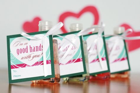 "I'm in good hands with you!" printable teacher/caregiver gift tag for Valentine's Day or Teacher Appreciation. Attach to hand sanitizer or lotion bottles. Sweet Easy, Teacher Valentine Gifts, Marketing Gift, Happy Hearts Day, Diy Valentine's Day, Classroom Gifts, School Curriculum, Valentine Candy, Valentine's Day Cards