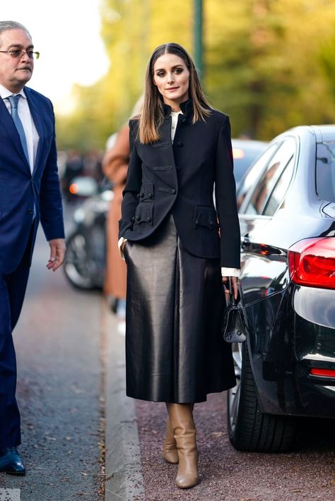 Olivia stuck to classics with this Paris Fashion Week look, adding interest with a leather finish on her midi skirt and a pair of knee-high boots. Professor Fashion, Thursday Outfit, Olivia Palermo Outfit, Street Style Vintage, Rok Outfit, Skirt Boots, Olivia Palermo Lookbook, Olivia Palermo Style, Moda Paris