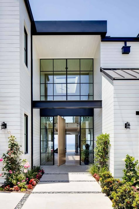 Coastal contemporary home with indoor/outdoor living in Southern California Brandon Architects, Home Designs Exterior, Home Exterior Ideas, Traditional Cottage, Casa Country, House Facade, Coastal Contemporary, Modern Farmhouse Exterior, Farmhouse Exterior