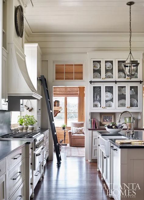 10 Favorite Kitchens from Atlanta Homes & Lifestyles - Design Chic Elegant Kitchen Island, Victorian Kitchens, Farmhouse Exterior Design, Farmhouse Designs, Victorian Kitchen, Freestanding Kitchen, Open Kitchen Shelves, Modern Farmhouse Exterior, Atlanta Homes