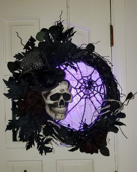 Lighted Halloween Wreath Samhain Magick, Halloween Reception, Halloween Hunt, Porta Halloween, Armoire Diy, Wreaths Halloween, Fall Dec, Halloween Camping, Skull Spider