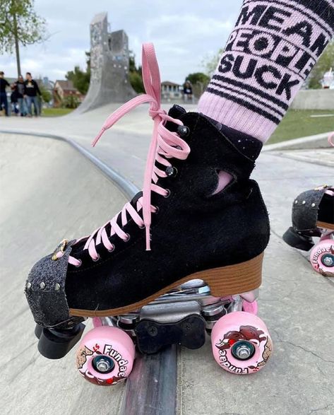 Black And Pink Roller Skates, Roller Skate Set Up, Black Roller Skates Aesthetic, Roller Skater Girl Aesthetic, Roller Derby Aesthetic, Roller Skates Aesthetic, Skates Aesthetic, Black Sailor Moon, Roller Skates Workout