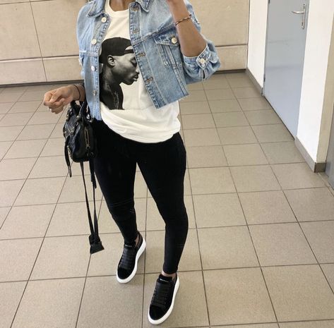 Jean Jacket Outfits Airport, Black Tank Black Jeans Outfit, Sweats With Jean Jacket Outfit, Casual Summer Outfits Black Women Street Styles, Jean Jacket And Joggers Outfit, Jean Jacket Sweatpants Outfit, Jean Jacket Sporty Outfits, Look Legging, Look Retro