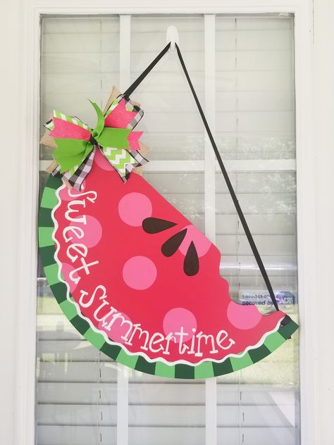 Watermelon Door Hanger, Watermelon Diy, Hand Painted Door, Watermelon Crafts, Summertime Crafts, Watermelon Decor, Burlap Door Hangers, Watermelon Summer, Painted Door