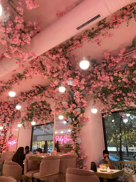 Floral Decor Restaurant, Floral Cafe Interior Design, Floral Cafe Interior, Pink Aesthetic Coffee Shop, Cute Pink Cafe Interior, Pink Cafe, Cafe Shop Design, Beauty Salon Decor, Coffee Shop Decor