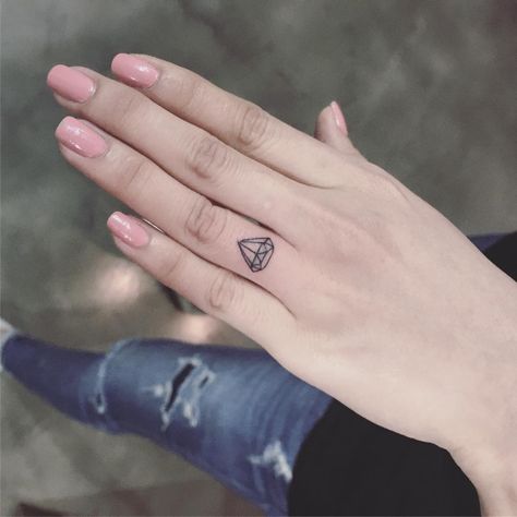 Diamond Finger Tattoo, Toe Tattoos, Short Gel Nails, E Tattoo, Mini Tattoos, Finger Tattoos, Body Tattoos, Casual Style Outfits, Tattoos And Piercings