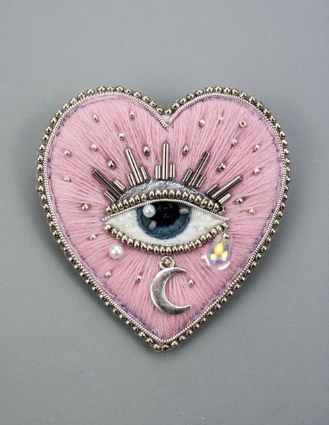 Sacred Heart Fashion, Sacred Heart Brooch, Embroidery Evil Eye, Lover Heart Eye, Sacred Heart With Eye, Heart Witchcraft, Sacred Heart Embroidery, Embroidery Brooch Diy, Witch Embroidery Ideas