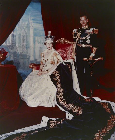 queen elizabeth gifts - Google Search Ratu Elizabeth, Coronation Robes, Princesa Elizabeth, Norman Hartnell, Timothy Laurence, Wallis Simpson, Reine Elizabeth, Cecil Beaton, British Royal Families